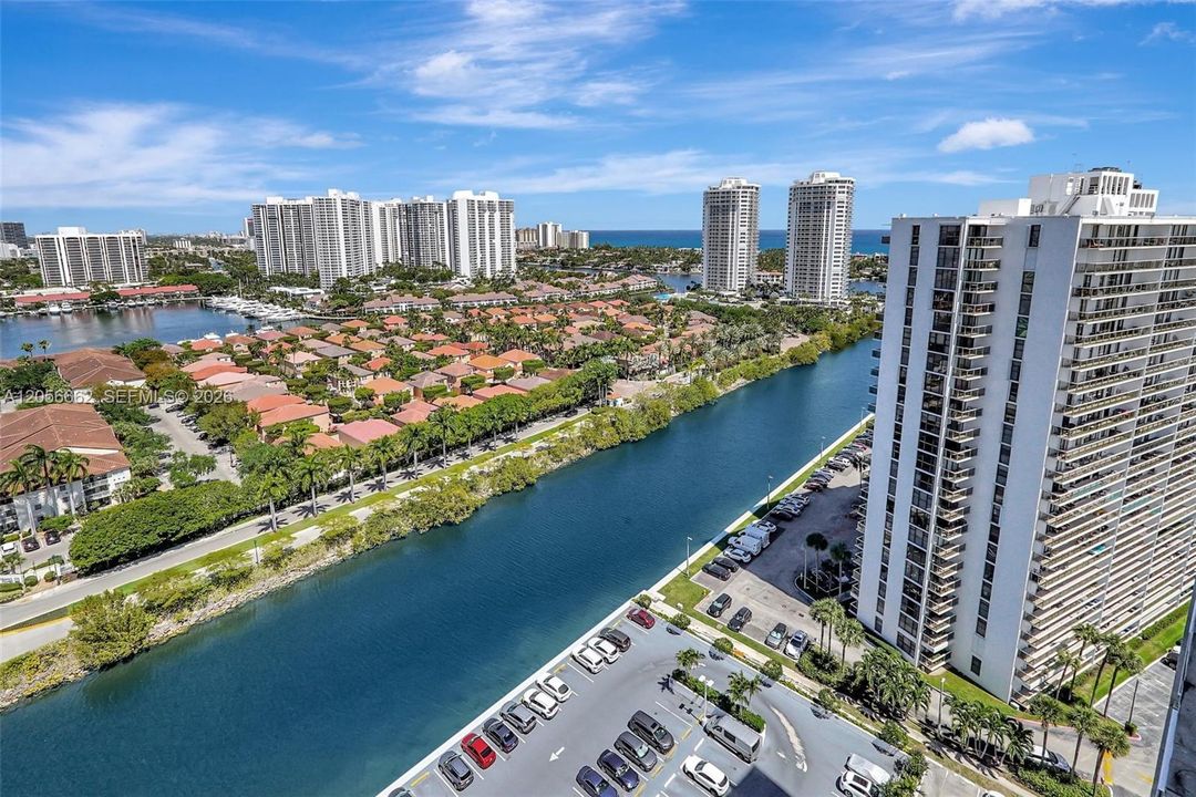 На продажу: $360,000 (2 спален, 2 ванн, 1079 Квадратных фут)