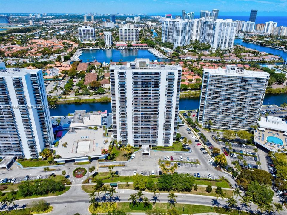 На продажу: $360,000 (2 спален, 2 ванн, 1079 Квадратных фут)