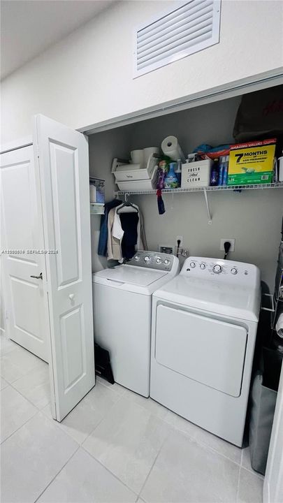 Activo con contrato: $2,300 (3 camas, 3 baños, 0 Pies cuadrados)