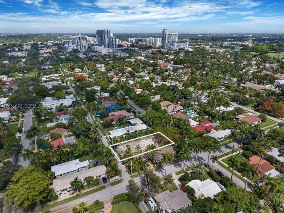 На продажу: $890,000 (0.19 acres)