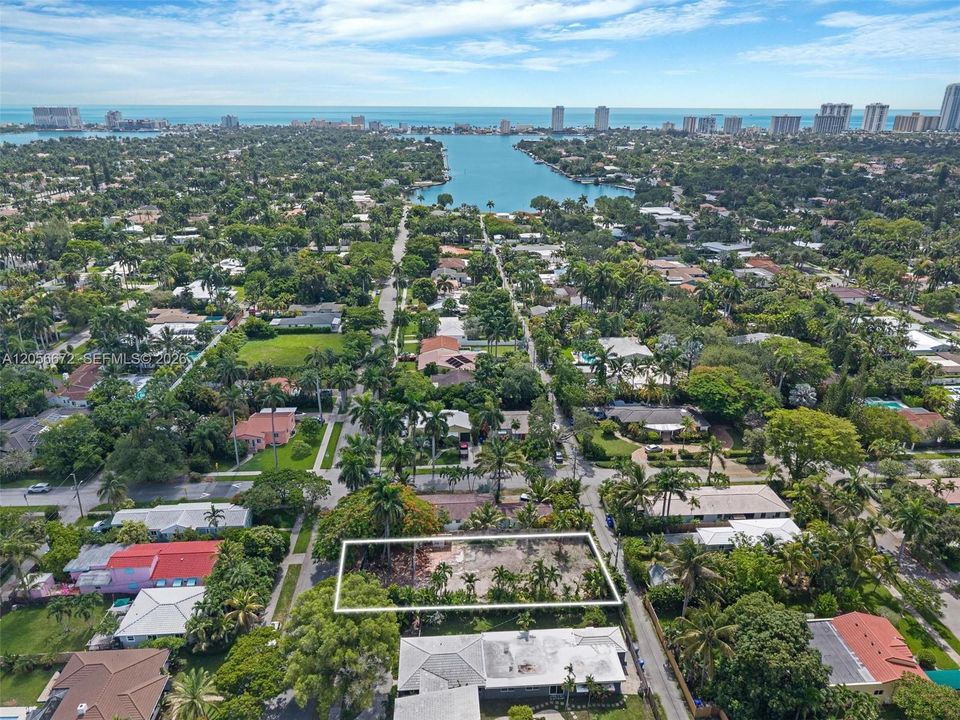 На продажу: $890,000 (0.19 acres)