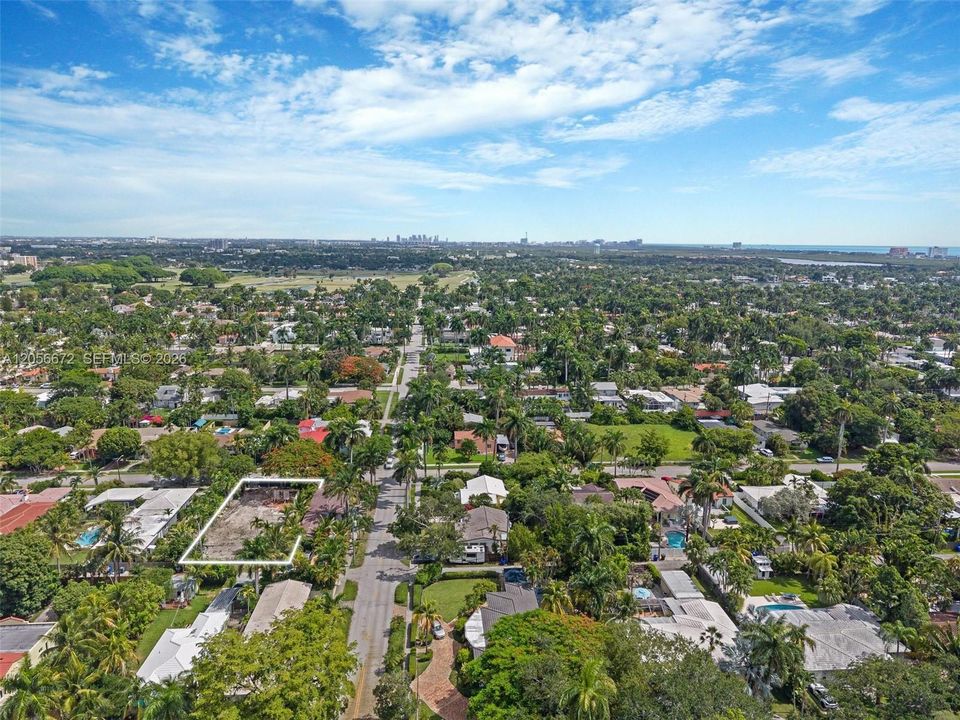 На продажу: $890,000 (0.19 acres)