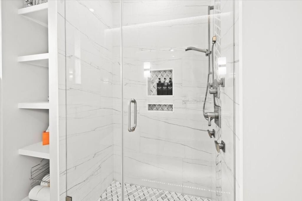 42-Full Bathroom