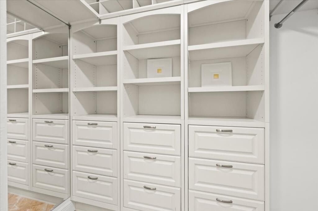 39-Master Walk-in Closet (2)
