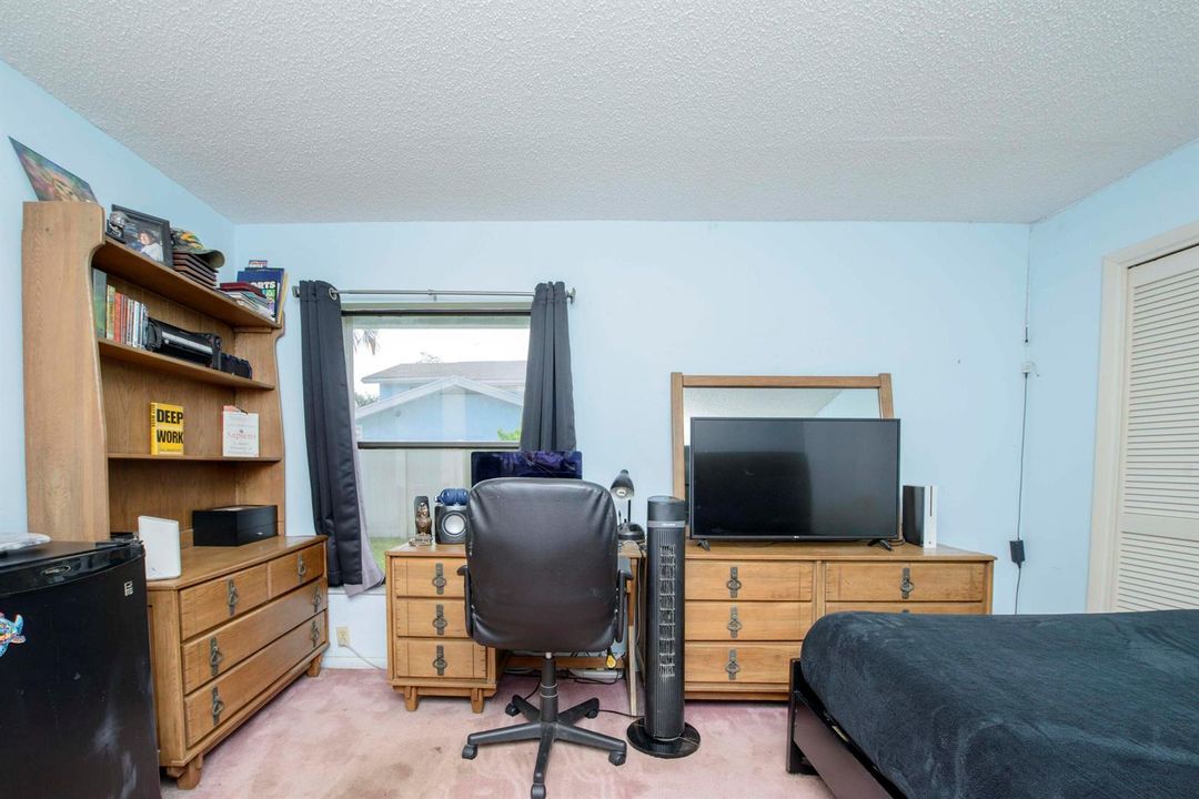 13- 2nd bedroom (2)