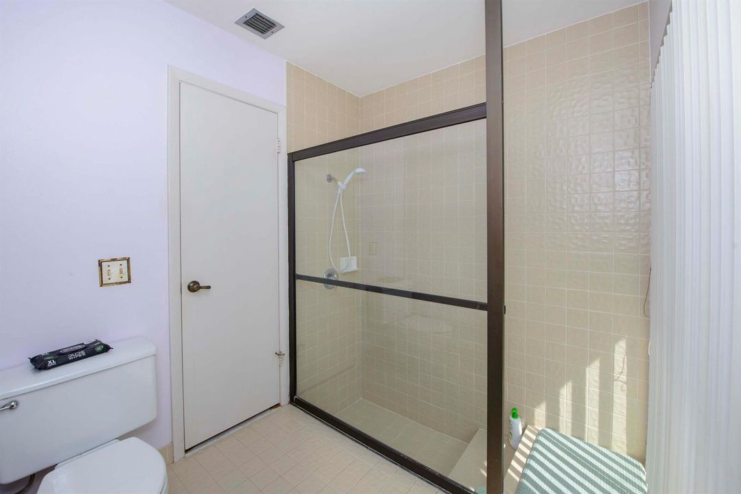 10- Master bathroom (7)