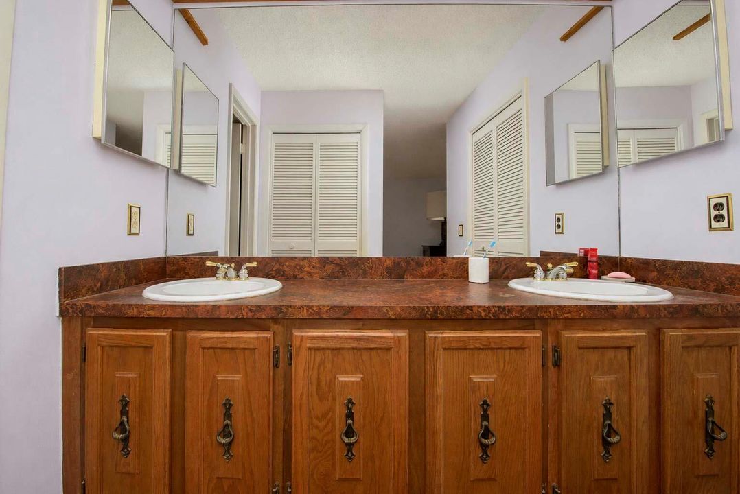 10- Master bathroom (02)