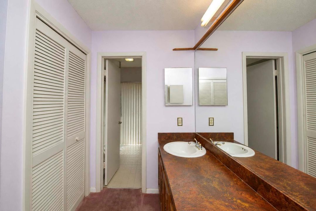 10- Master bathroom (03)