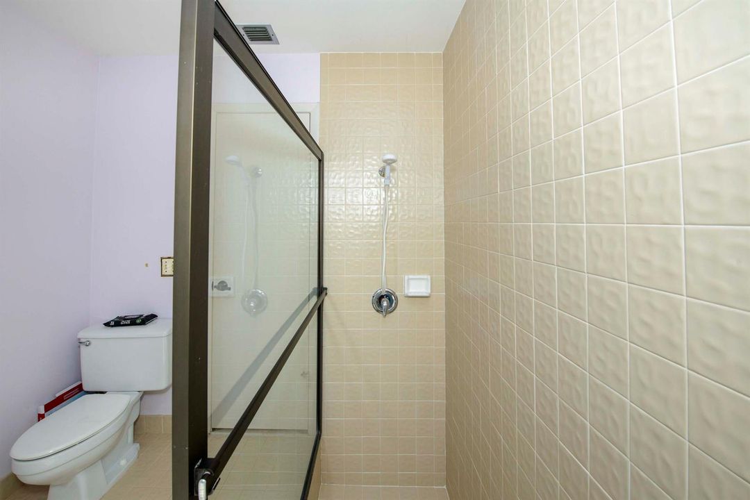 10- Master bathroom (8)