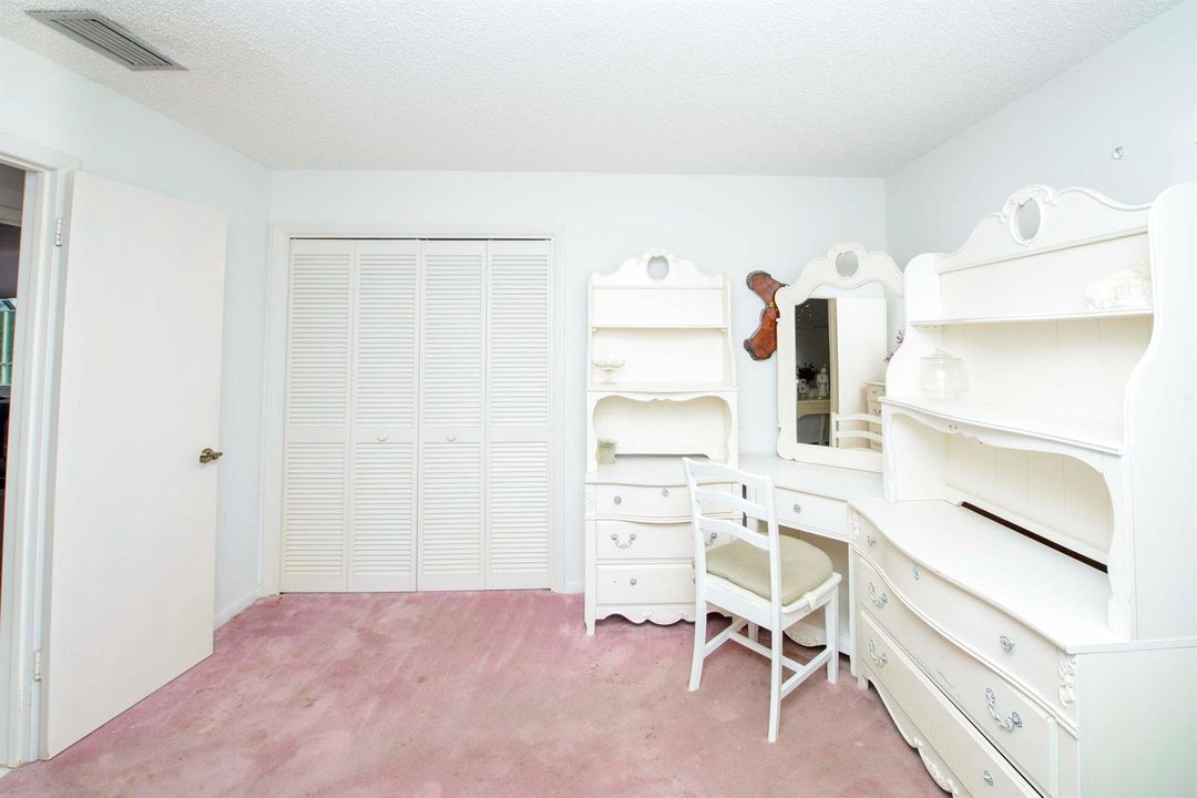 08- 1st Bedroom (4)