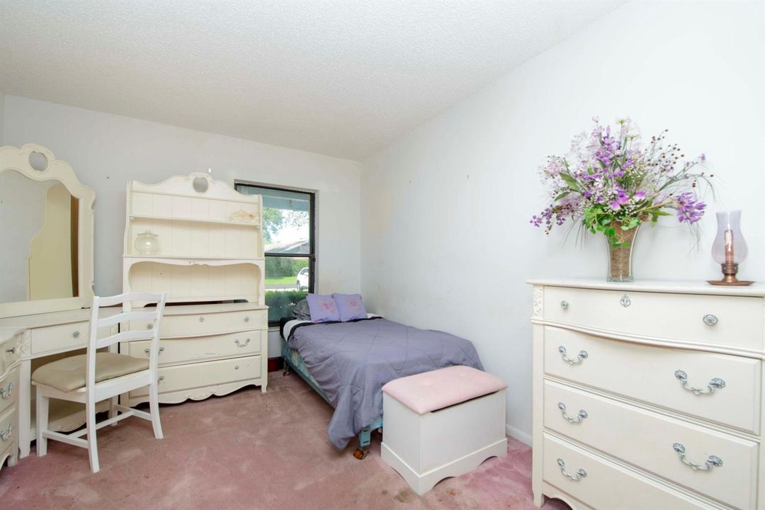 08- 1st Bedroom (2)