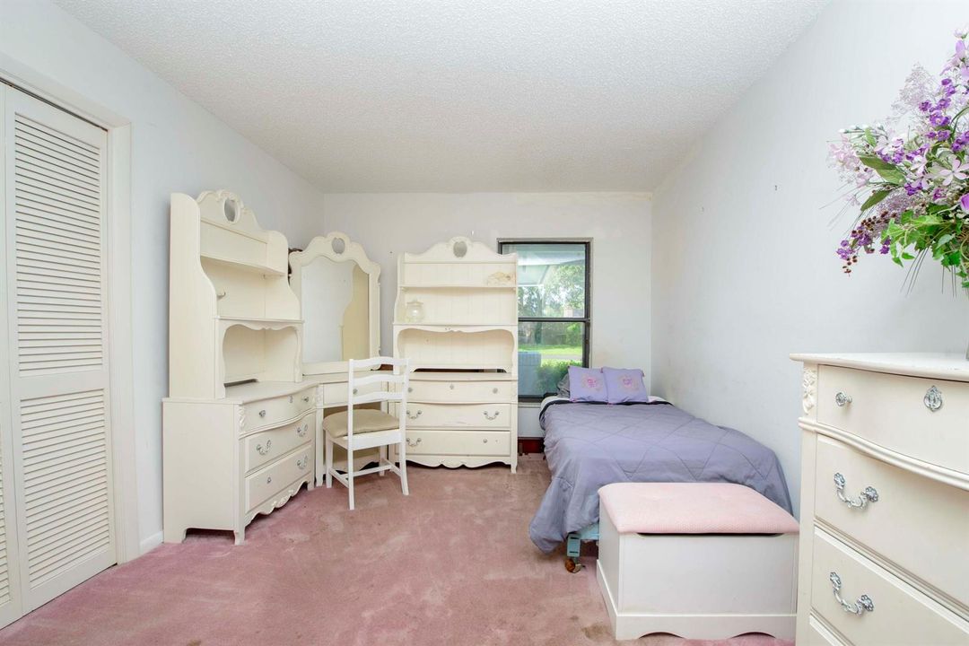 08- 1st Bedroom (1)