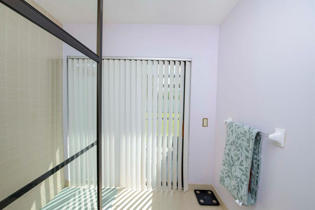 10- Master bathroom (6)