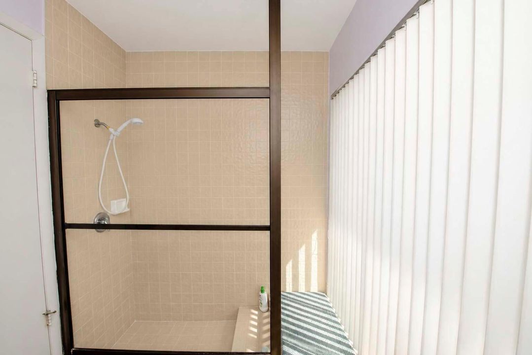 10- Master bathroom (5)