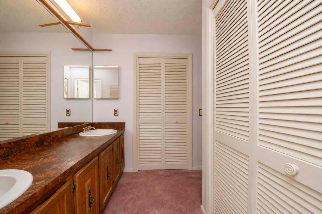 10- Master bathroom (03a)