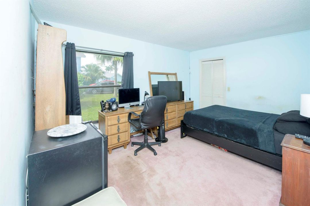 13- 2nd bedroom (4)