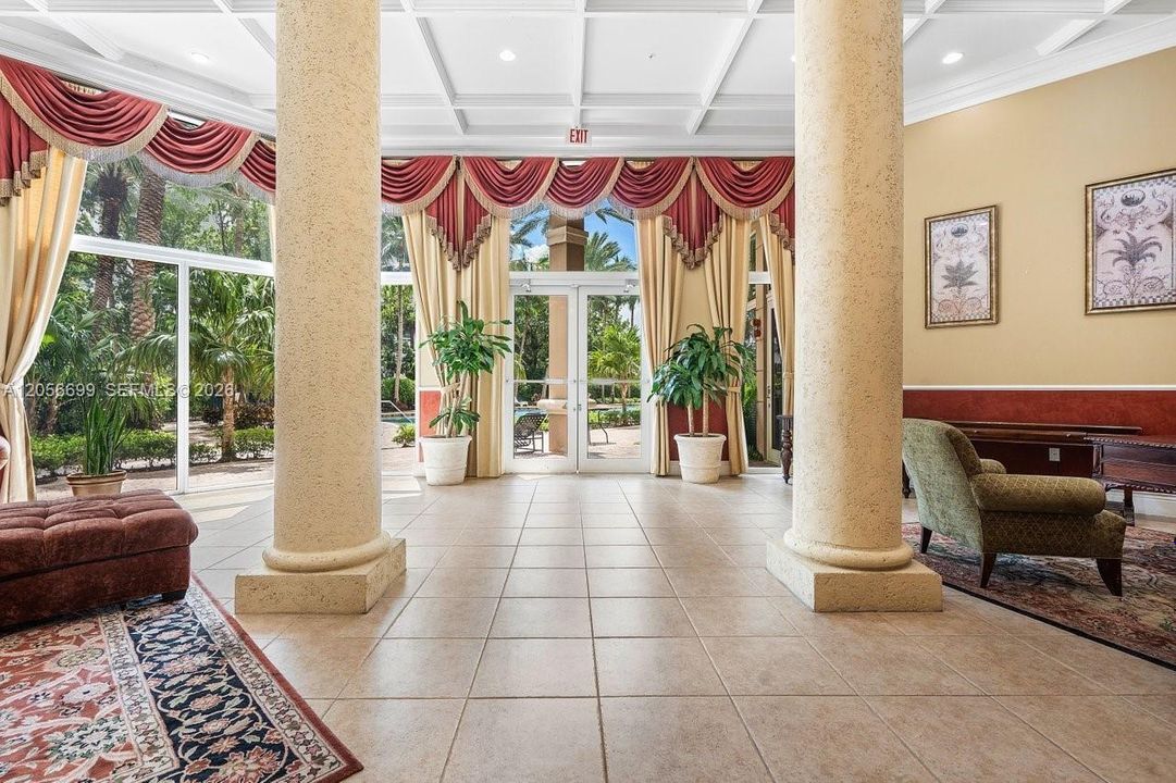 For Rent: $2,250 (1 beds, 1 baths, 715 Square Feet)