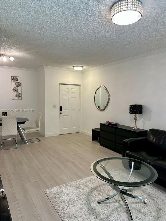 For Rent: $2,250 (1 beds, 1 baths, 715 Square Feet)