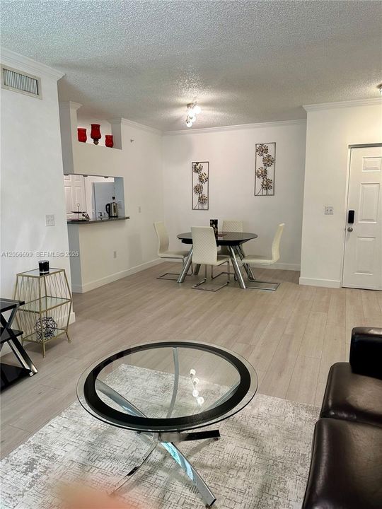 For Rent: $2,250 (1 beds, 1 baths, 715 Square Feet)