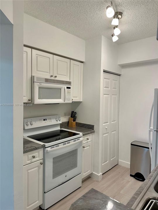 For Rent: $2,250 (1 beds, 1 baths, 715 Square Feet)