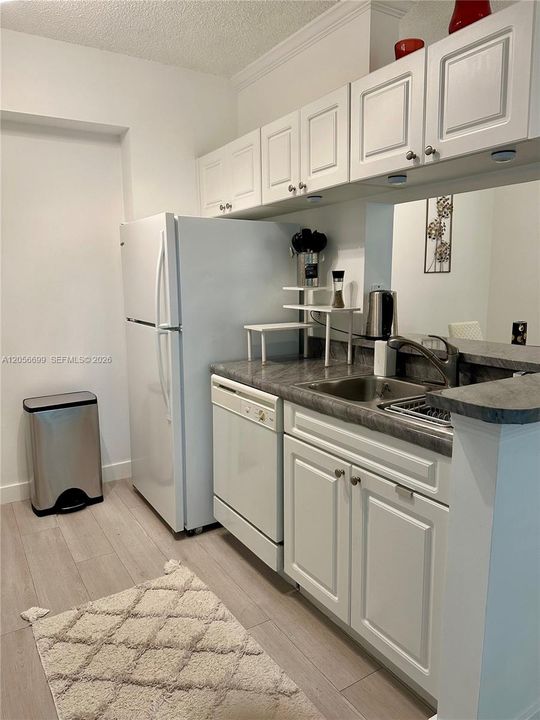 For Rent: $2,250 (1 beds, 1 baths, 715 Square Feet)
