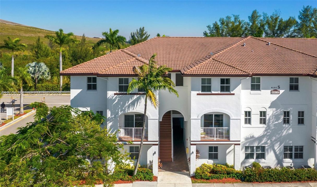 For Rent: $2,650 (2 beds, 2 baths, 1205 Square Feet)