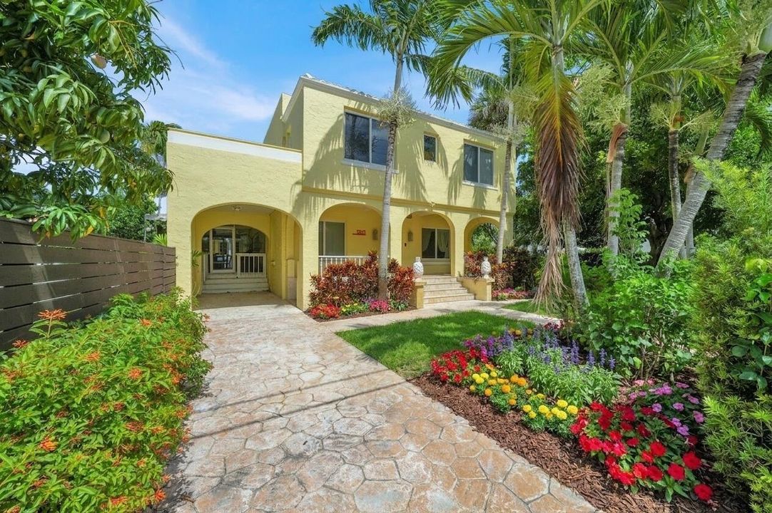 Pineapple House -