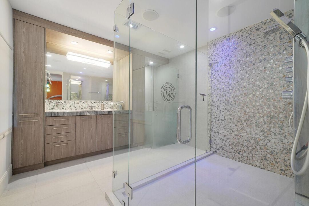 Primary Wing, Bathroom