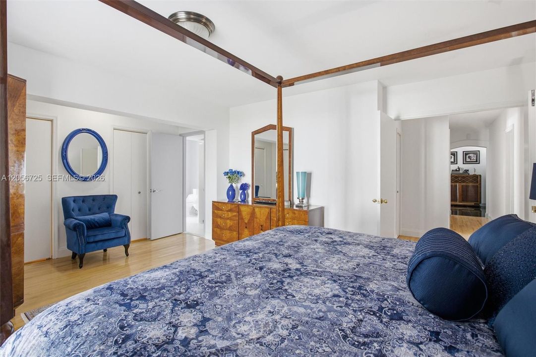 Spacious w/ sitting area