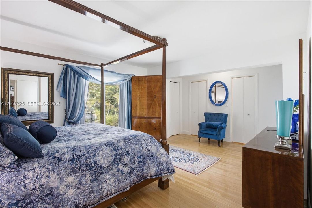 Spacious w/ 2 large walk in closets & linen