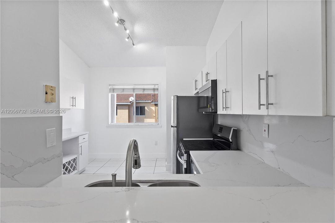 В аренду: $2,550 (2 спален, 2 ванн, 950 Квадратных фут)
