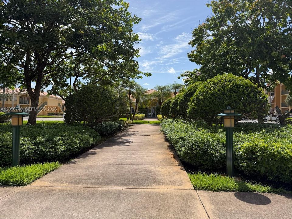 For Rent: $2,500 (2 beds, 2 baths, 910 Square Feet)