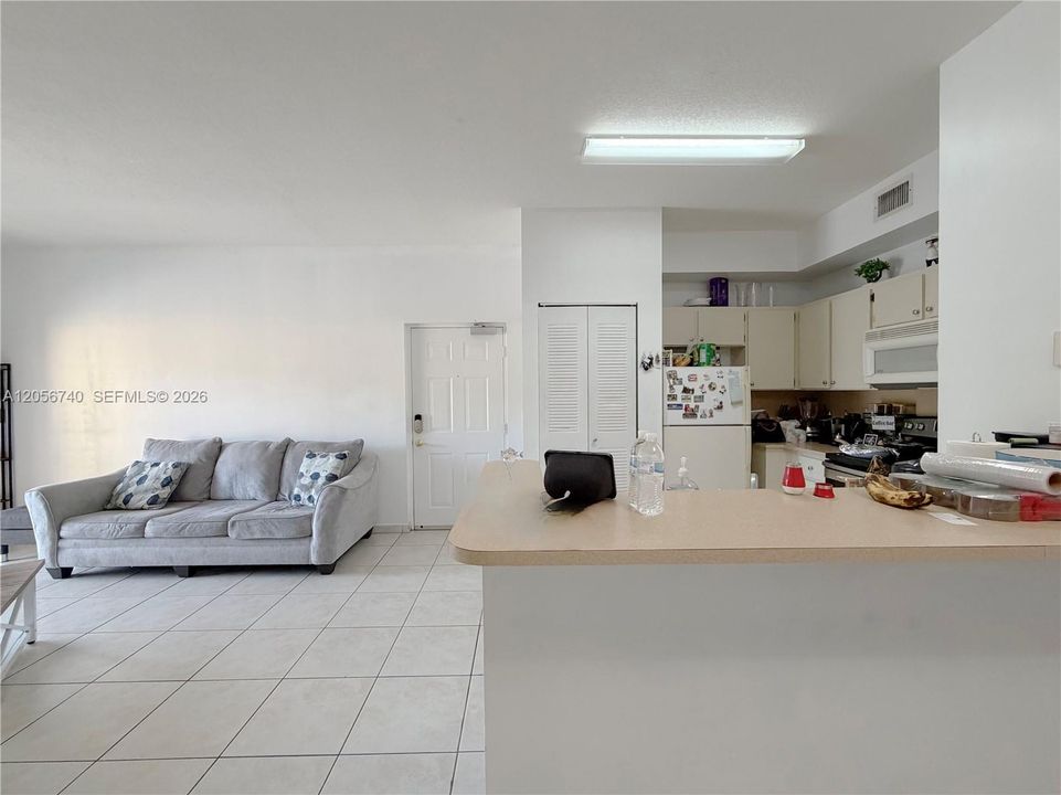 For Rent: $2,500 (2 beds, 2 baths, 910 Square Feet)