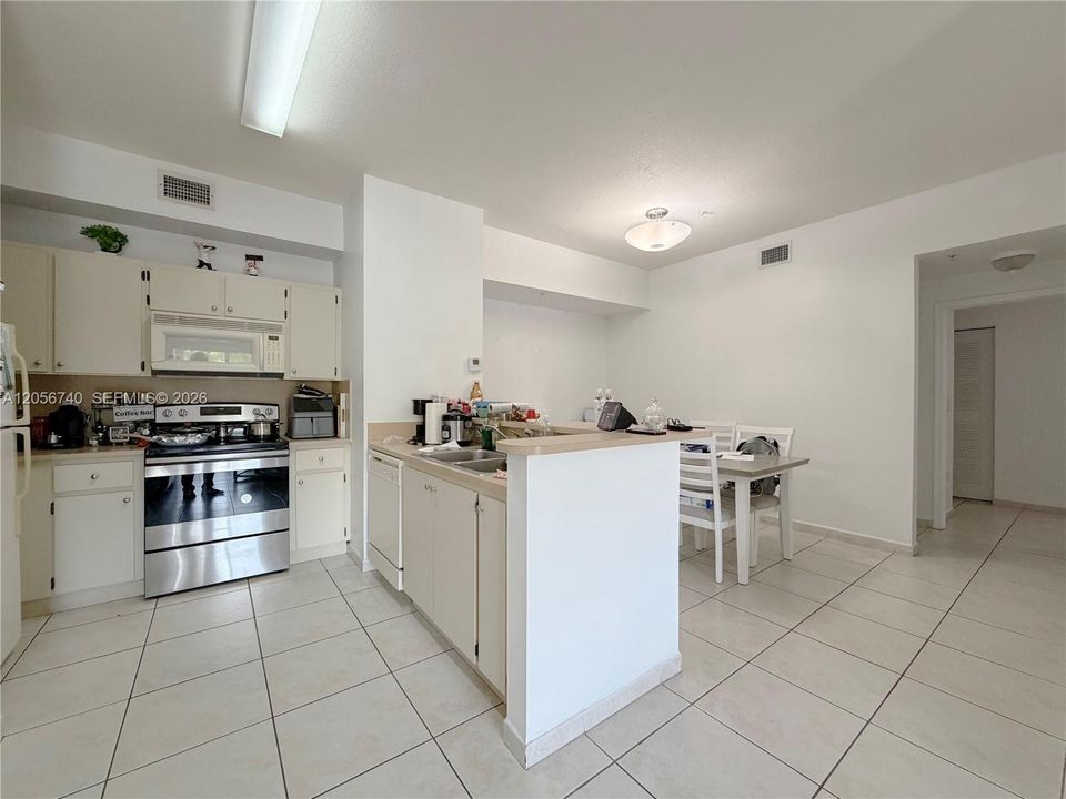 For Rent: $2,500 (2 beds, 2 baths, 910 Square Feet)