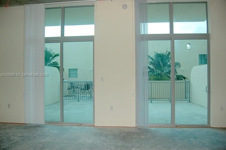 For Sale: $249,000 (1 beds, 1 baths, 738 Square Feet)