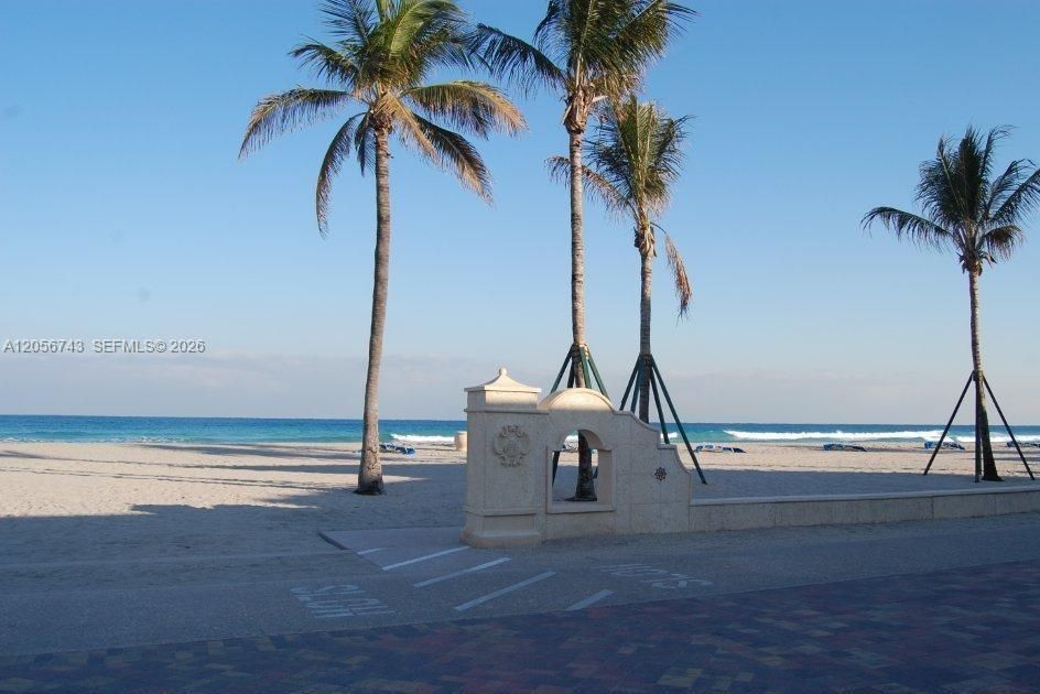 For Sale: $249,000 (1 beds, 1 baths, 738 Square Feet)