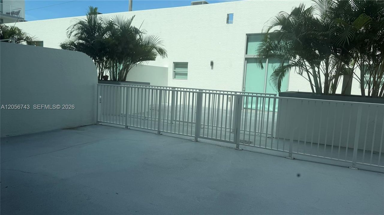 For Sale: $249,000 (1 beds, 1 baths, 738 Square Feet)