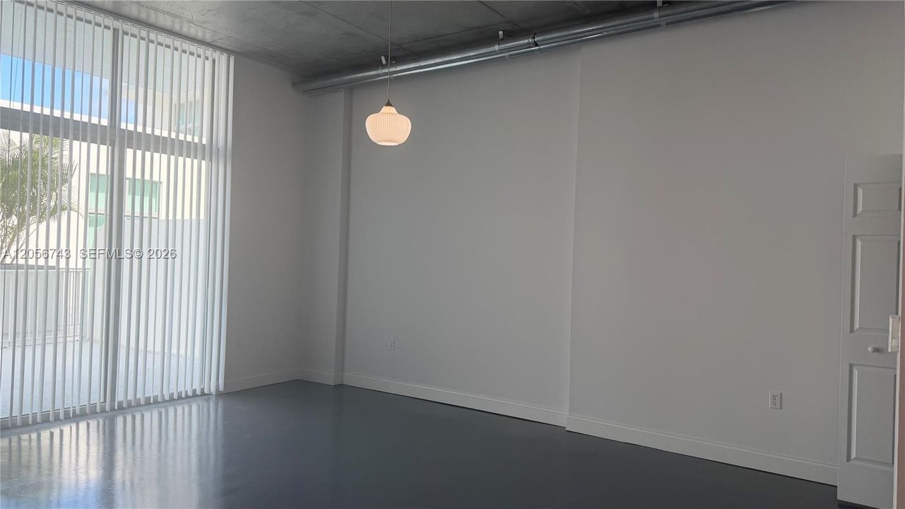For Sale: $249,000 (1 beds, 1 baths, 738 Square Feet)