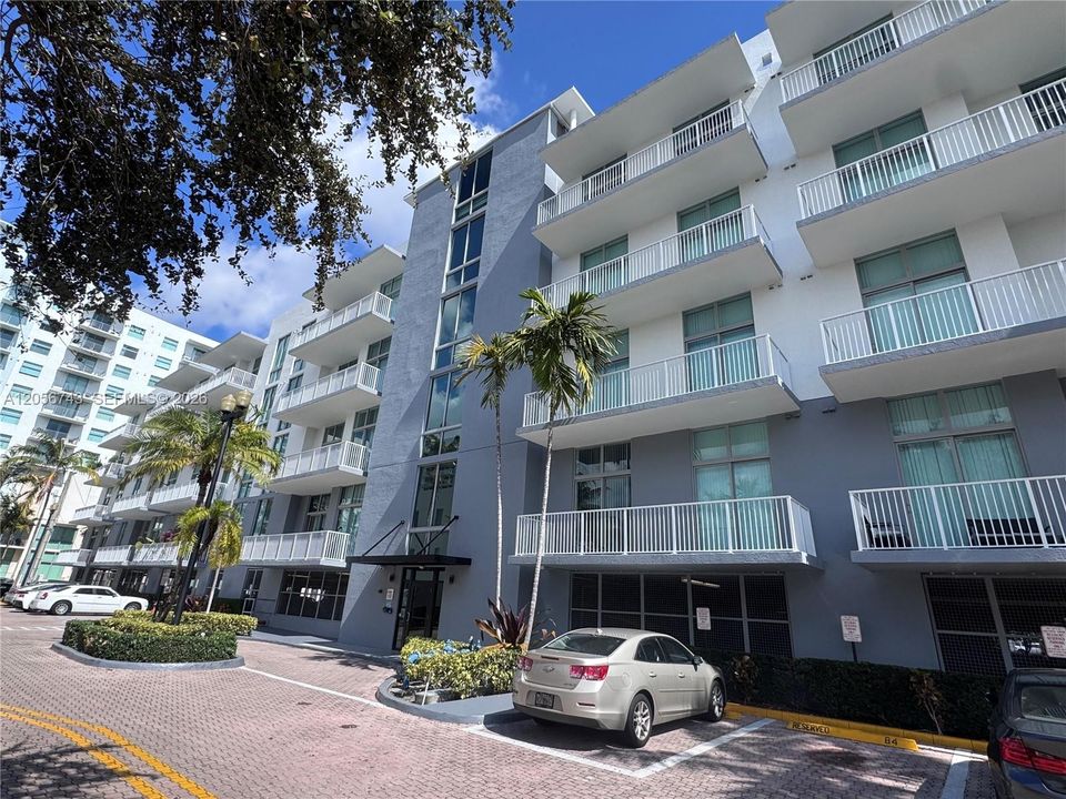 For Sale: $249,000 (1 beds, 1 baths, 738 Square Feet)