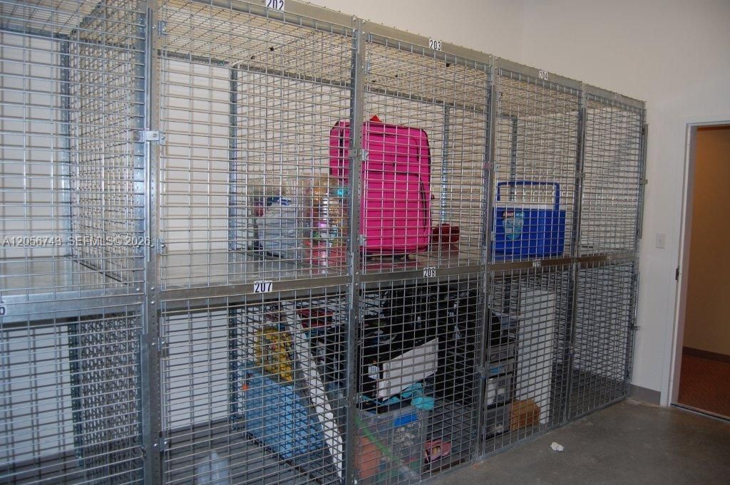 For Sale: $249,000 (1 beds, 1 baths, 738 Square Feet)
