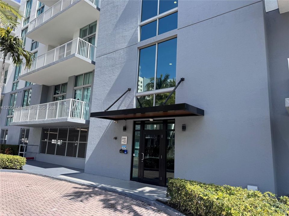 For Sale: $249,000 (1 beds, 1 baths, 738 Square Feet)