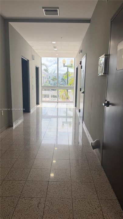 For Sale: $249,000 (1 beds, 1 baths, 738 Square Feet)