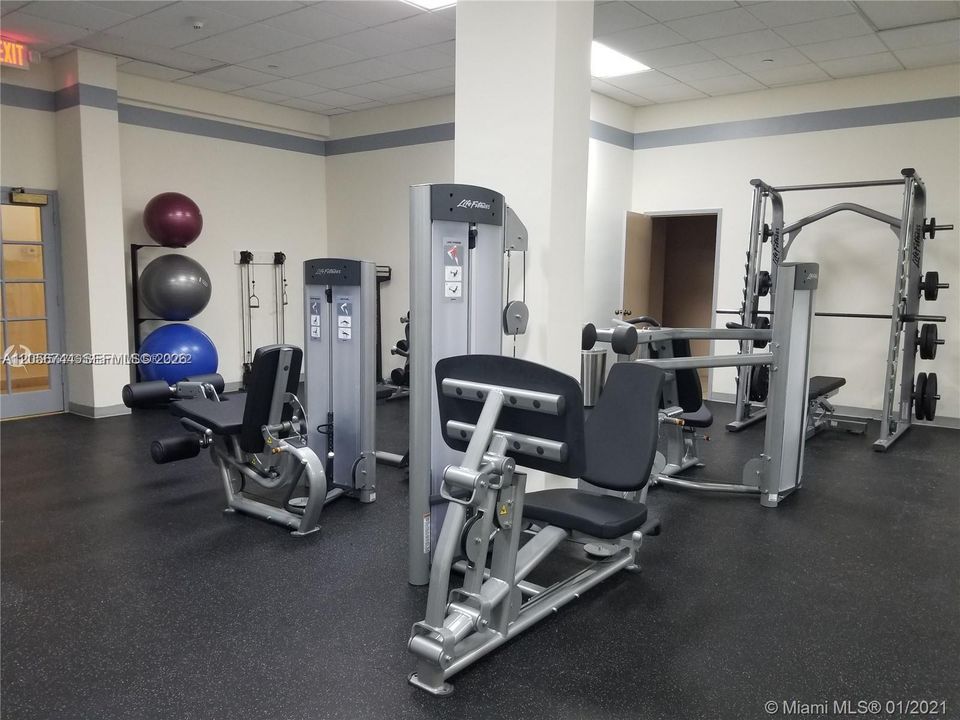 Activo con contrato: $3,950 (4 camas, 2 baños, 1644 Pies cuadrados)
