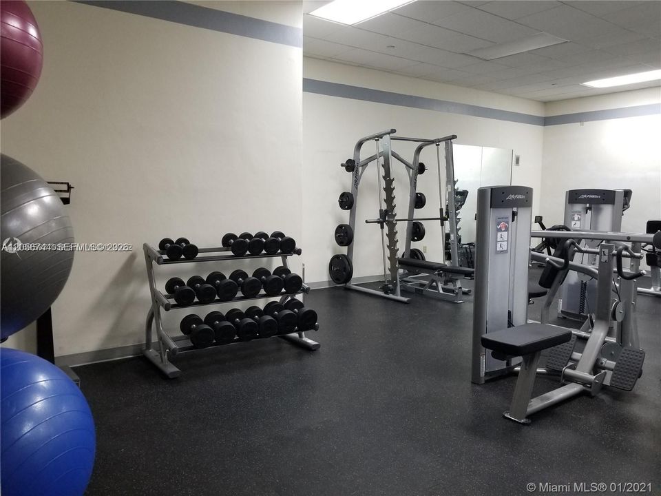 Activo con contrato: $3,950 (4 camas, 2 baños, 1644 Pies cuadrados)