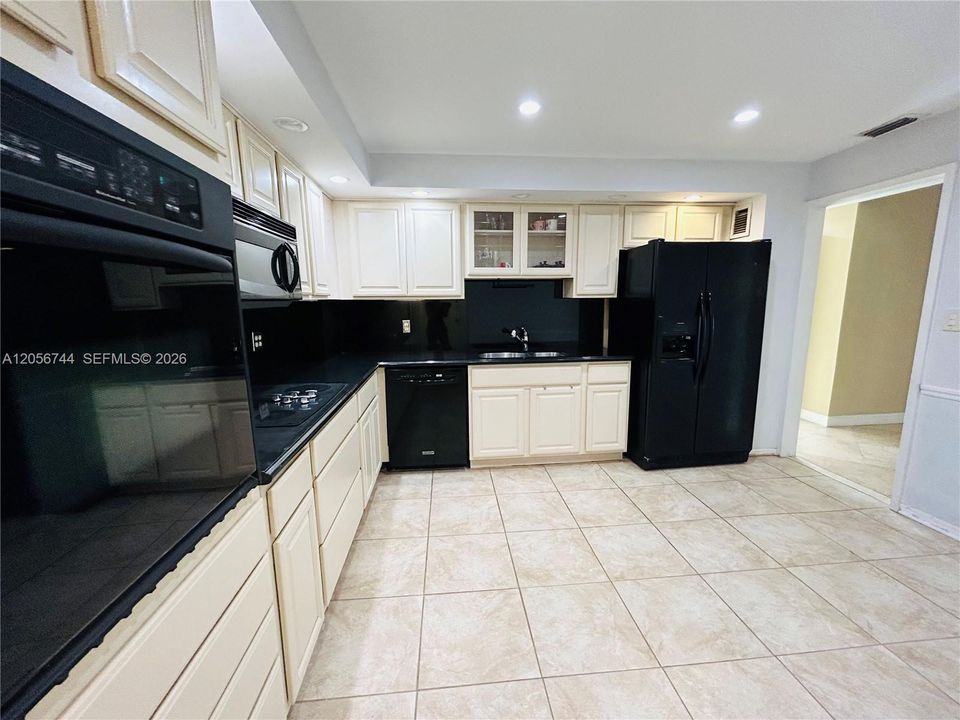 For Rent: $3,950 (4 beds, 2 baths, 1644 Square Feet)