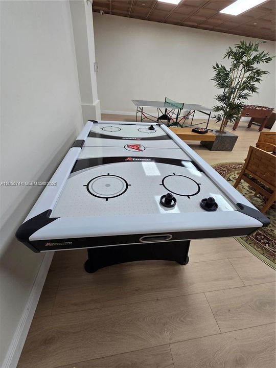 Activo con contrato: $3,950 (4 camas, 2 baños, 1644 Pies cuadrados)