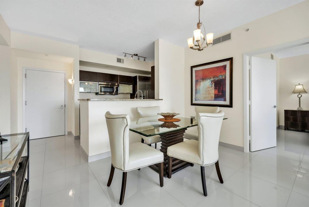 Dining Area and Breakfast Bar