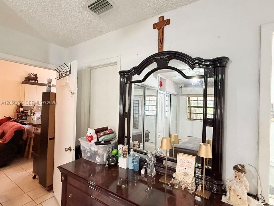 For Sale: $499,900 (3 beds, 2 baths, 1274 Square Feet)