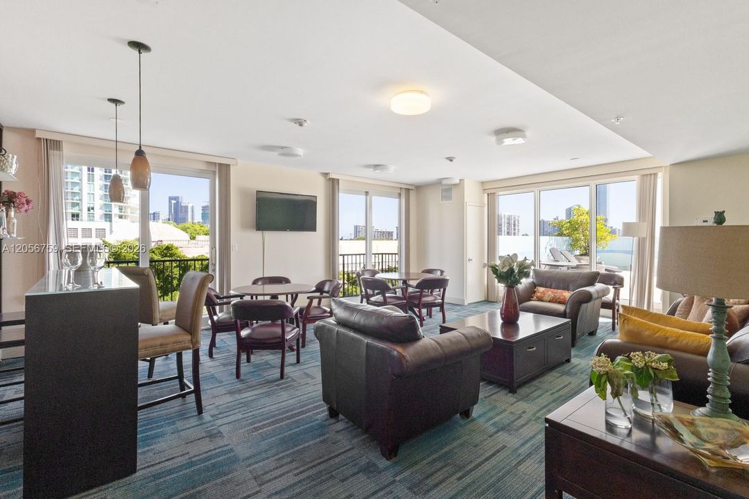 For Rent: $2,300 (1 beds, 1 baths, 695 Square Feet)