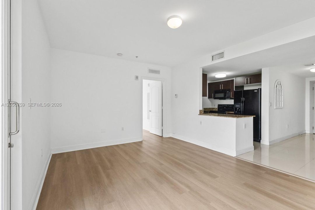 For Rent: $2,300 (1 beds, 1 baths, 695 Square Feet)